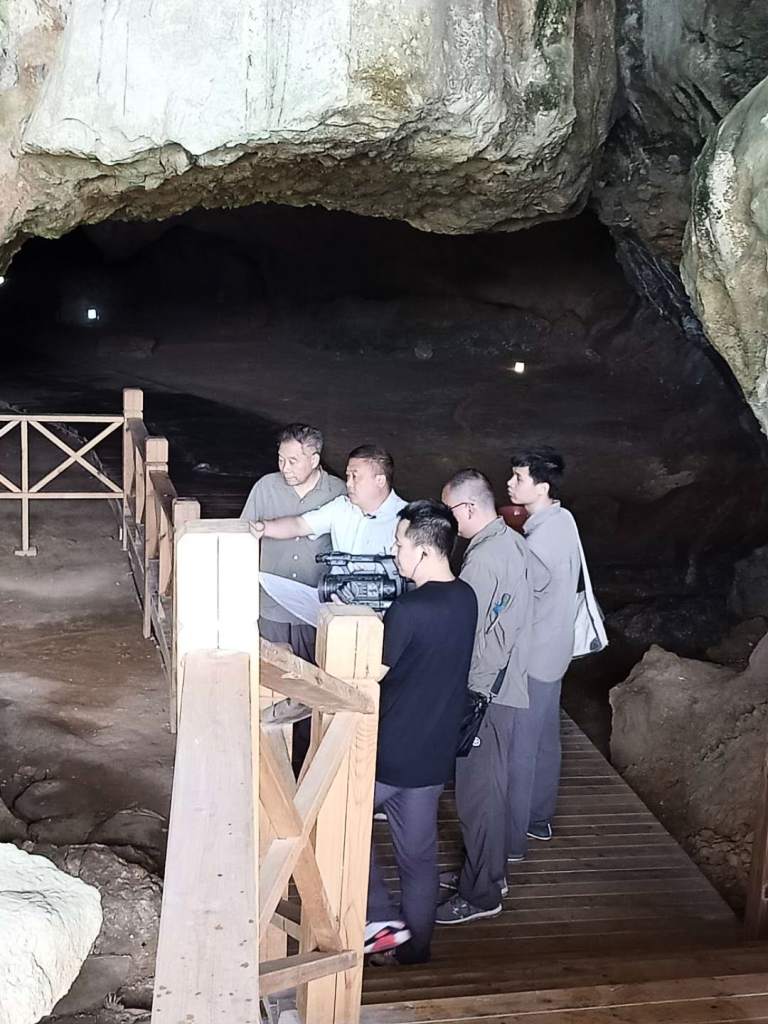 1-闽西队地质灾害防治工作队员为史前家园万寿岩人工石铺地面“问诊把脉”_768_1024_66.jpg 1-闽西队地质灾害防治工作队员为史前家园万寿岩人工石铺地面“问诊把脉”_768_1024_66.jpg